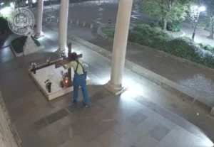 Скандално ВИДЕО закова човека, който се изгаври с гроба на патриарх Неофит 8 1713273396 clipboard01