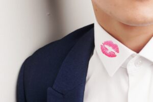 Дами, бъдете внимателни! Тези неща ги правят всички мъже, които изневеряват! 32 kiss mark 5654536 1280