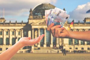 Ето кои зодии ще бъдат възнаградени в края на седмицата 50 money 3864576 1280