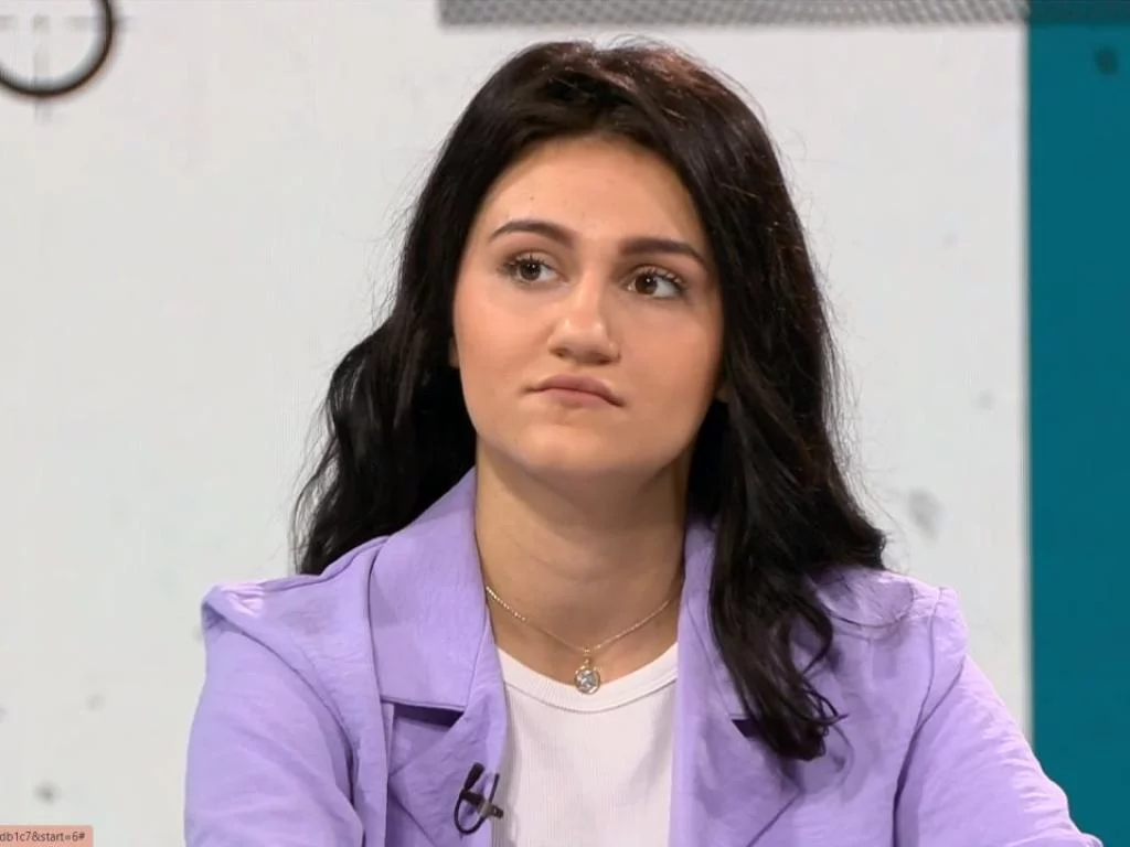 След тежка травма, Дебора от Стара Загора отново се усмихна благодарение на фризьора Ивайло Колев, който ѝ подари нова прическа и подкрепа.