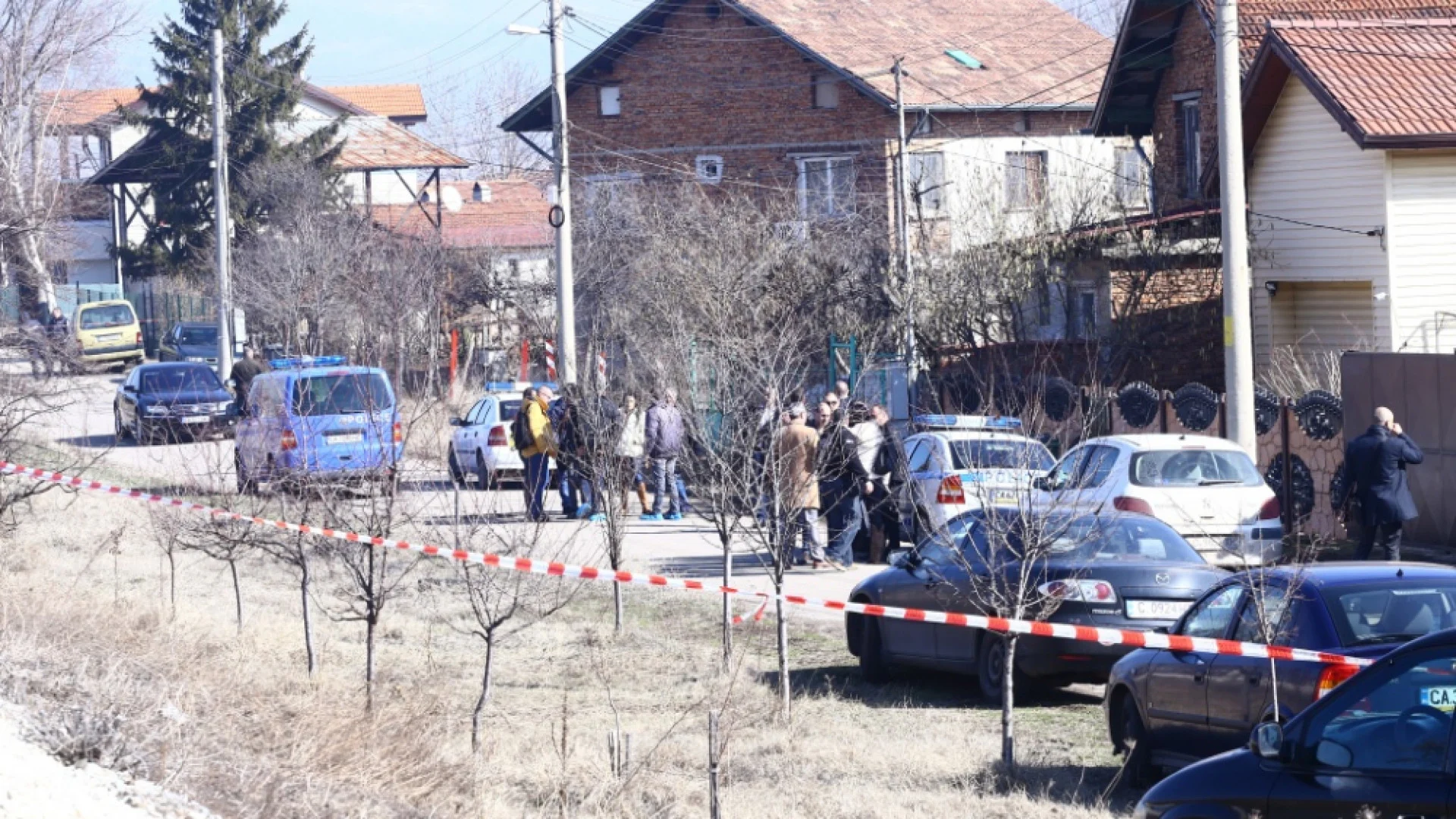 Психично болен мъж уби баща си и рани тежко майка си в село Сотиря. Жената е с опасност за живота след нападение с метална тръба. Прочетете повече в статията.