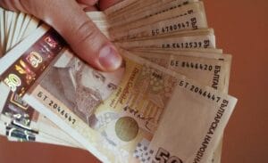 Служители в съдебната система ще получат коледни бонуси до две заплати, благодарение на бюджетни промени и преизпълнение на приходите за 2024 г.