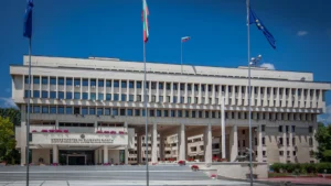 Първият сняг в Румъния предизвика хаос и червени кодове за опасност. Вижте кои области са засегнати и какво съветва МВнР на България.
