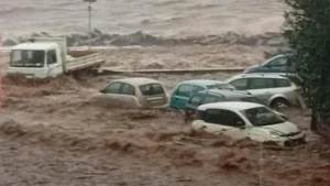Апокалипсисът дойде и в Италия, водата погълна цял голям град СНИМКИ 19 Силни дъждове и наводнения заляха Катания, Италия, наводнявайки улици и блокирайки шофьори. За щастие, няма сериозно пострадали.