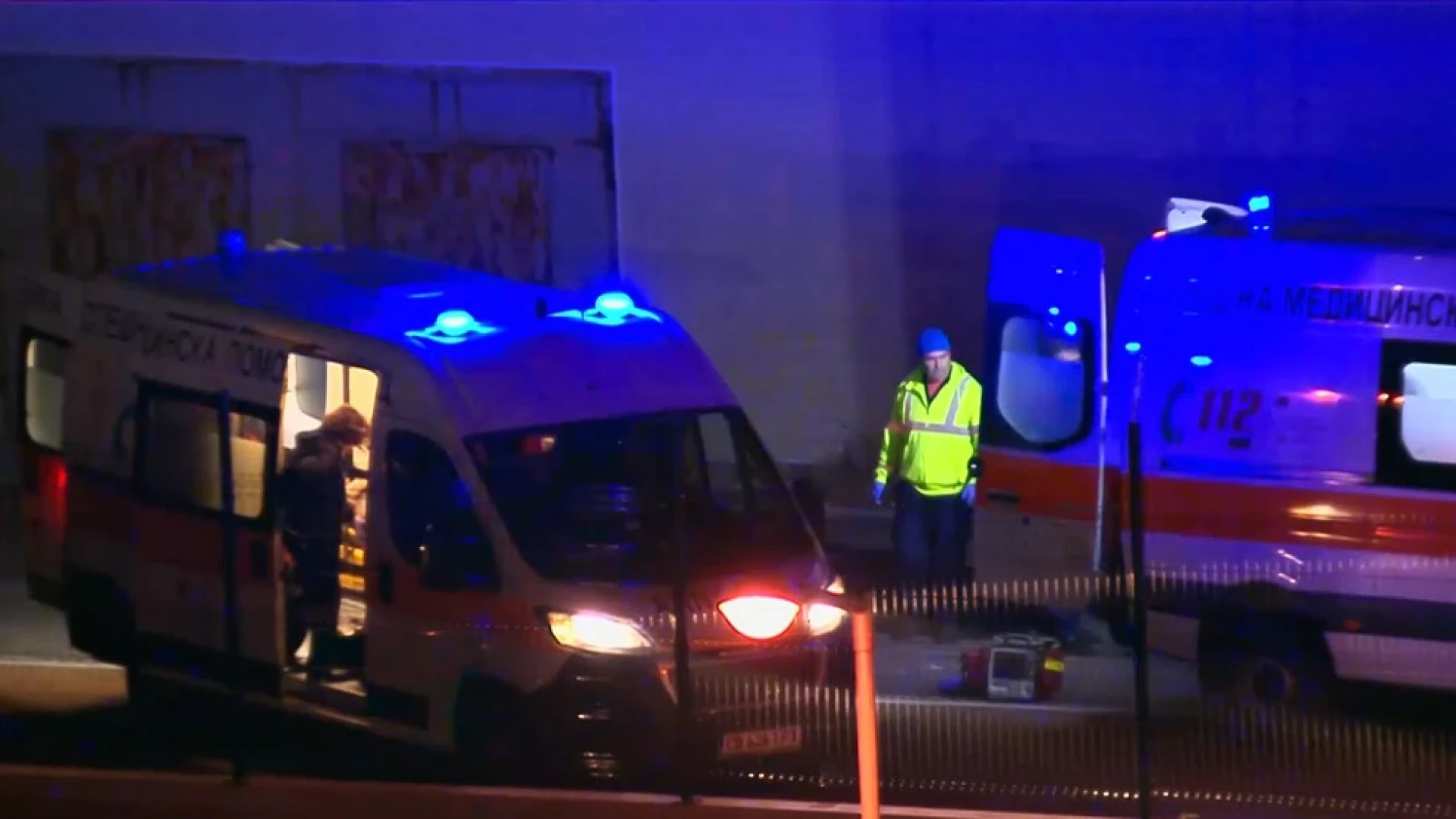 Тежка катастрофа на бул. „Европа“ в София: лек автомобил се забива в дърво, пострадали са на място. Полиция, пожарна и линейки са на сцената. Повече подробности в статията.
