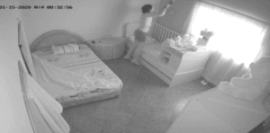 Мъж инсталира скрита камера у дома, подозирайки съпругата си в изневяра, но записите разкриват само ежедневната ѝ домакинска работа. След като разбира, че тя се чувства недооценена, мъжът променя отношението си и започва да ѝ помага.