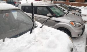 С правилна грижа чистачките на автомобила могат да издържат цяла зима без нужда от честа смяна. Трикове като избърсване със спирачна течност и накисване в солена вода могат да удължат живота им и подобрят ефективността.