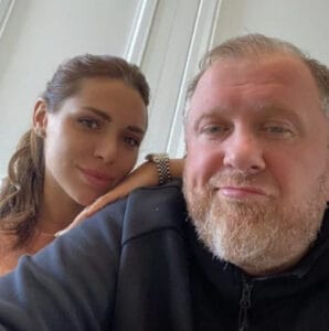 След 20 години брак съпруг напуска семейството си заради по-млада жена, но взема със себе си най-ценното. История за предателство и ново начало.