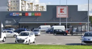 Клиент става свидетел на кражба в Кауфланд Тракия, но среща бюрократични препятствия, когато опитва да потърси охрана. Липсата на реакция го разочарова. Прочетете повече в статията.