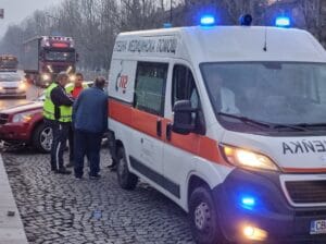 29-годишна жена от Сандански роди мъртво бебе в линейка след отказ на лекар от Спешен център да я приеме. Семейството е решено да търси справедливост. Повече подробности в статията.