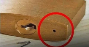 Каква е функцията на малката дупка в дъното на катинара?