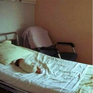 Лиза Вербицкая, изоставена като бебе, намира любов и подкрепа в осиновителка, която променя живота й. Днес тя е успешен модел и вдъхновение.