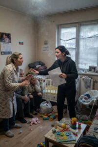 Купих къща на родителите си. Заварих ги да спят в ъгъла на пералнята. Сноха ми се подсмихна: 'Трябва ни място за бебето. Те само пречат.' Извадих акта и казах: 'Всъщност, ти не си собственичка.' 34 696316544 867392213069317 342826