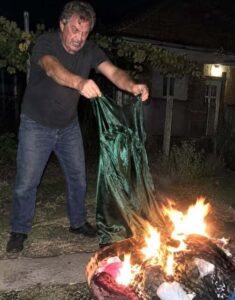 Баща ми изневеряваше на майка ми години наред, а когато тя най-после подаде молба за развод, той изгори дрехите ѝ от последните 30 години брак — но пакетът, който пристигна на следващия ден, го накара да я моли за милост. 38 704703523 1427898939377012 78192