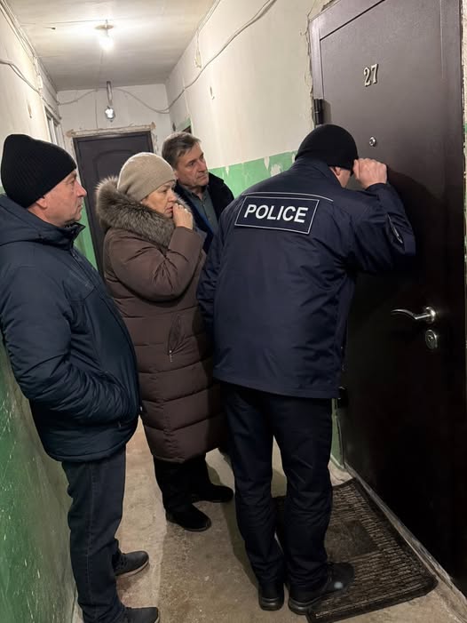 Съседите седмици наред чуваха странни звуци от дома на възрастен мъж. Когато разбиха вратата и влязоха вътре, останаха ужасени от това, което откриха… 😱😱 3 746452262 1350796390581220 3321023726677903109 n