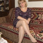 На 47 години се запознах във Facebook с мъж, който всяка вечер ме молеше да му изпращам една и съща снимка. Три месеца по-късно непозната жена ми се обади и изкрещя: „НЯМАТЕ ЛИ СРАМ?! СНИМКАТА ВИ Е ПУБЛИКУВАНА В САЙТОВЕ ЗА ВЪЗРАСТНИ!“ Но когато отворих изпратения линк и прочетох какво пишеше там… Искаше ми се никога да не бях виждала това… 75 53e4f401 5915 4f98 8235 3089ebd6